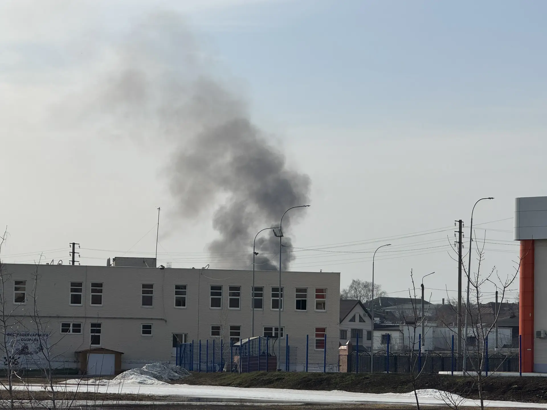 В центре Сызрани поднимается столб густого дыма, горожане слышали громкий хлопок